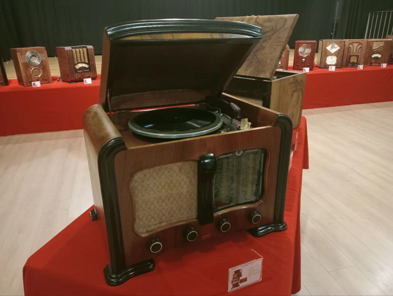 Visitamos la exposición de radios antiguas de Santa Isabel
