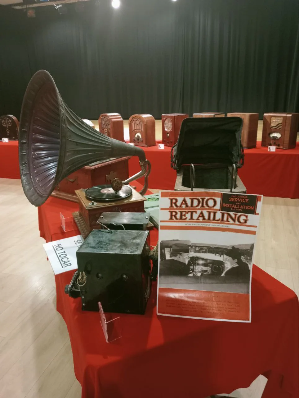 Visitamos la exposición de radios antiguas de Santa Isabel