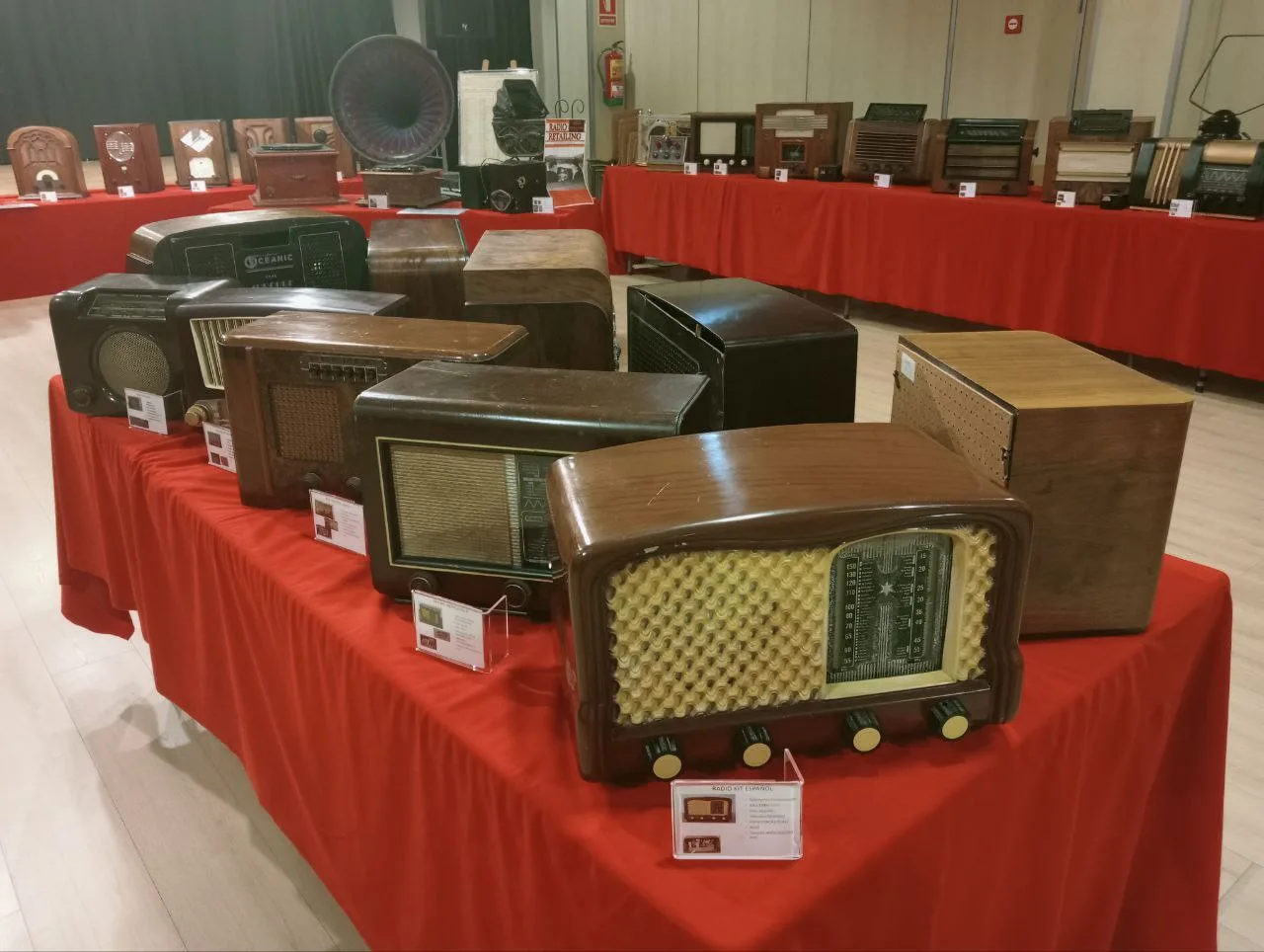 Visitamos la exposición de radios antiguas de Santa Isabel