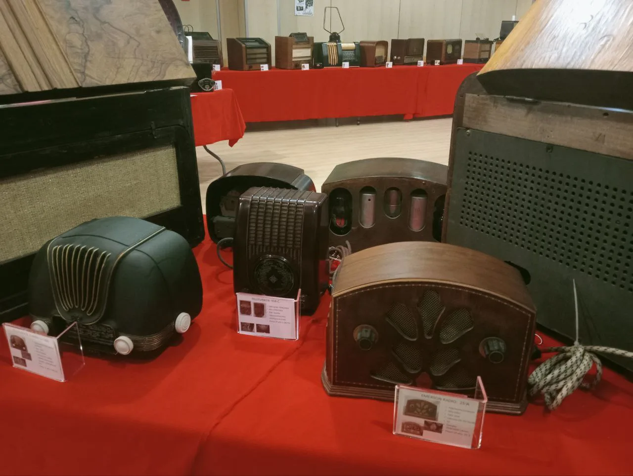 Visitamos la exposición de radios antiguas de Santa Isabel