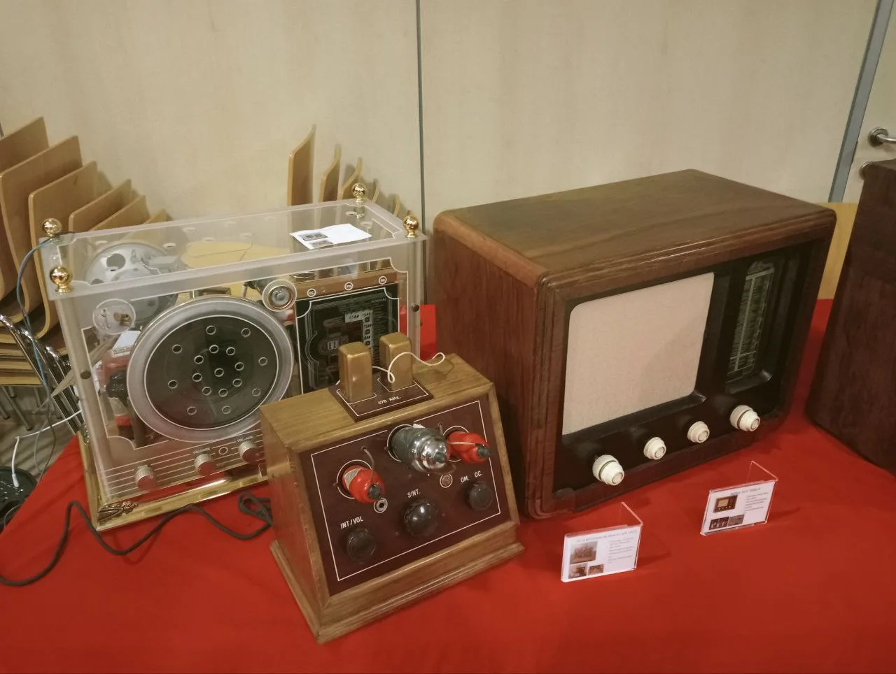 Visitamos la exposición de radios antiguas de Santa Isabel
