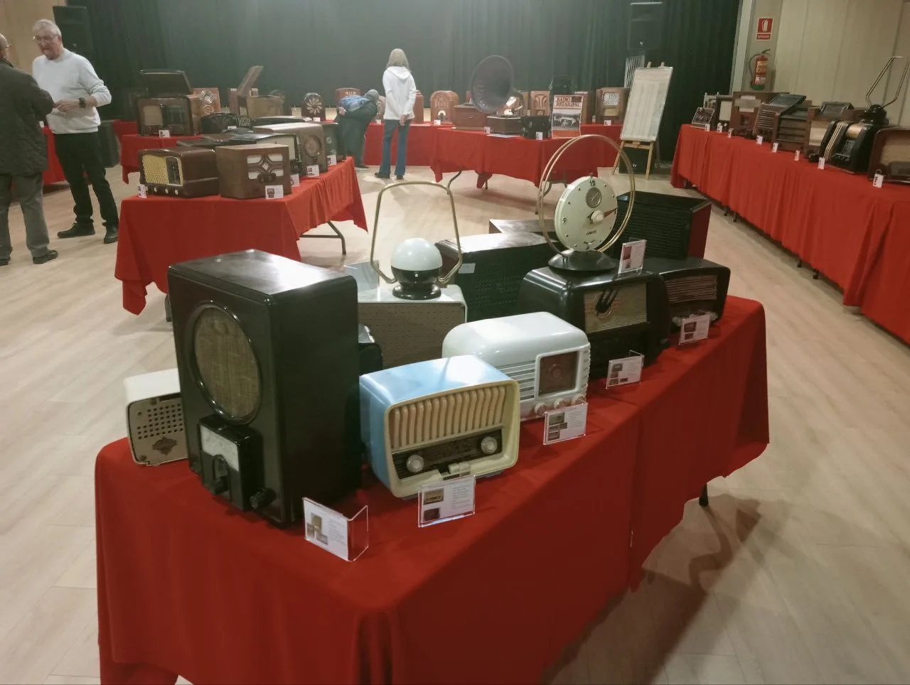 Visitamos la exposición de radios antiguas de Santa Isabel