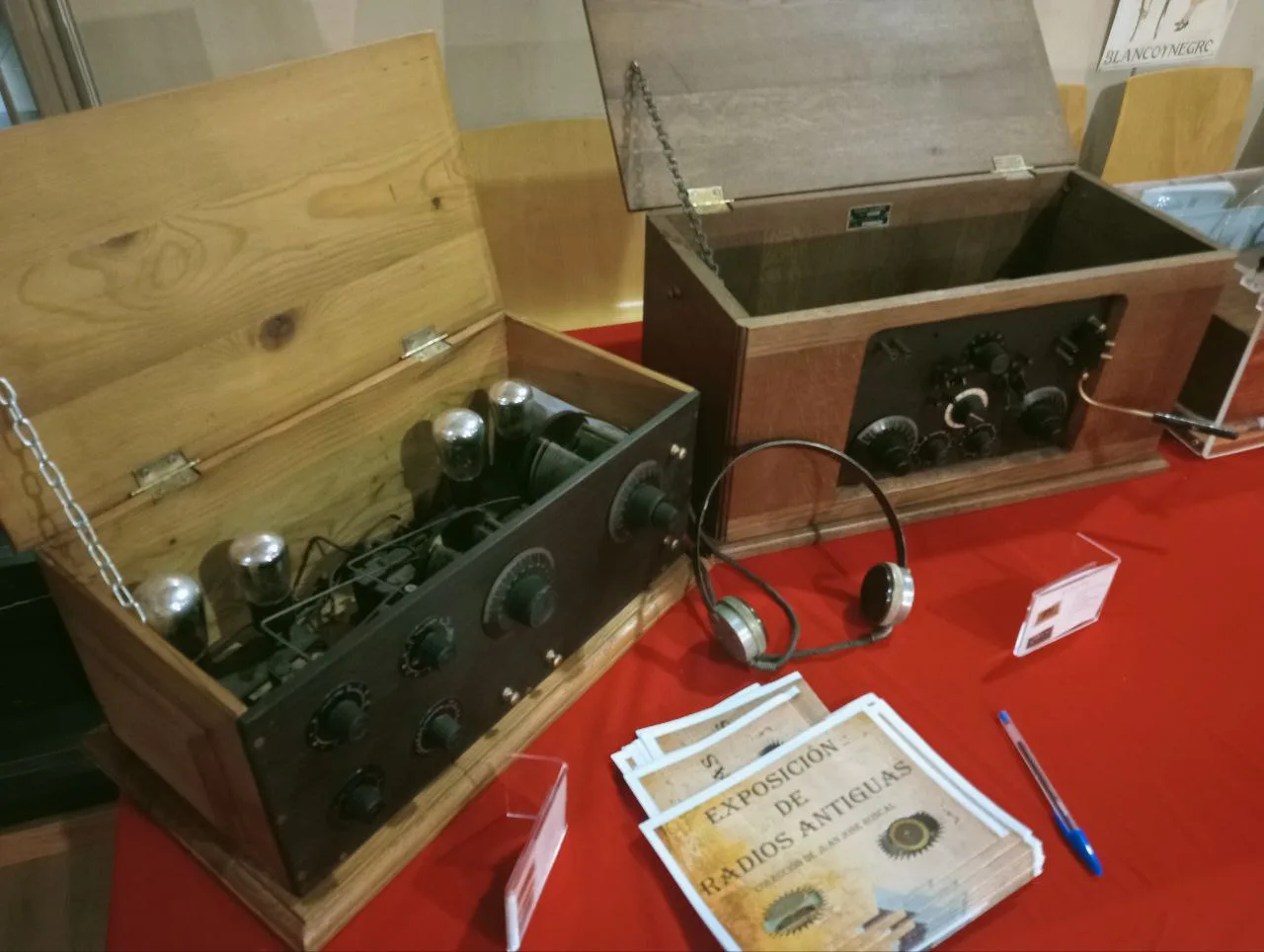 Visitamos la exposición de radios antiguas de Santa Isabel