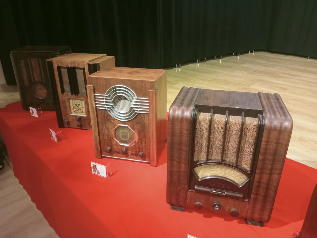 Visitamos la exposición de radios antiguas de Santa Isabel