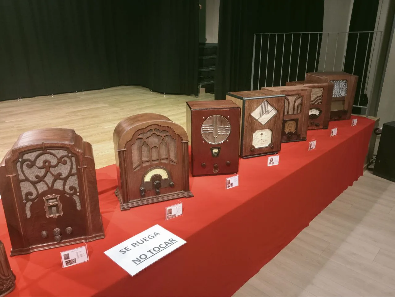 Visitamos la exposición de radios antiguas de Santa Isabel