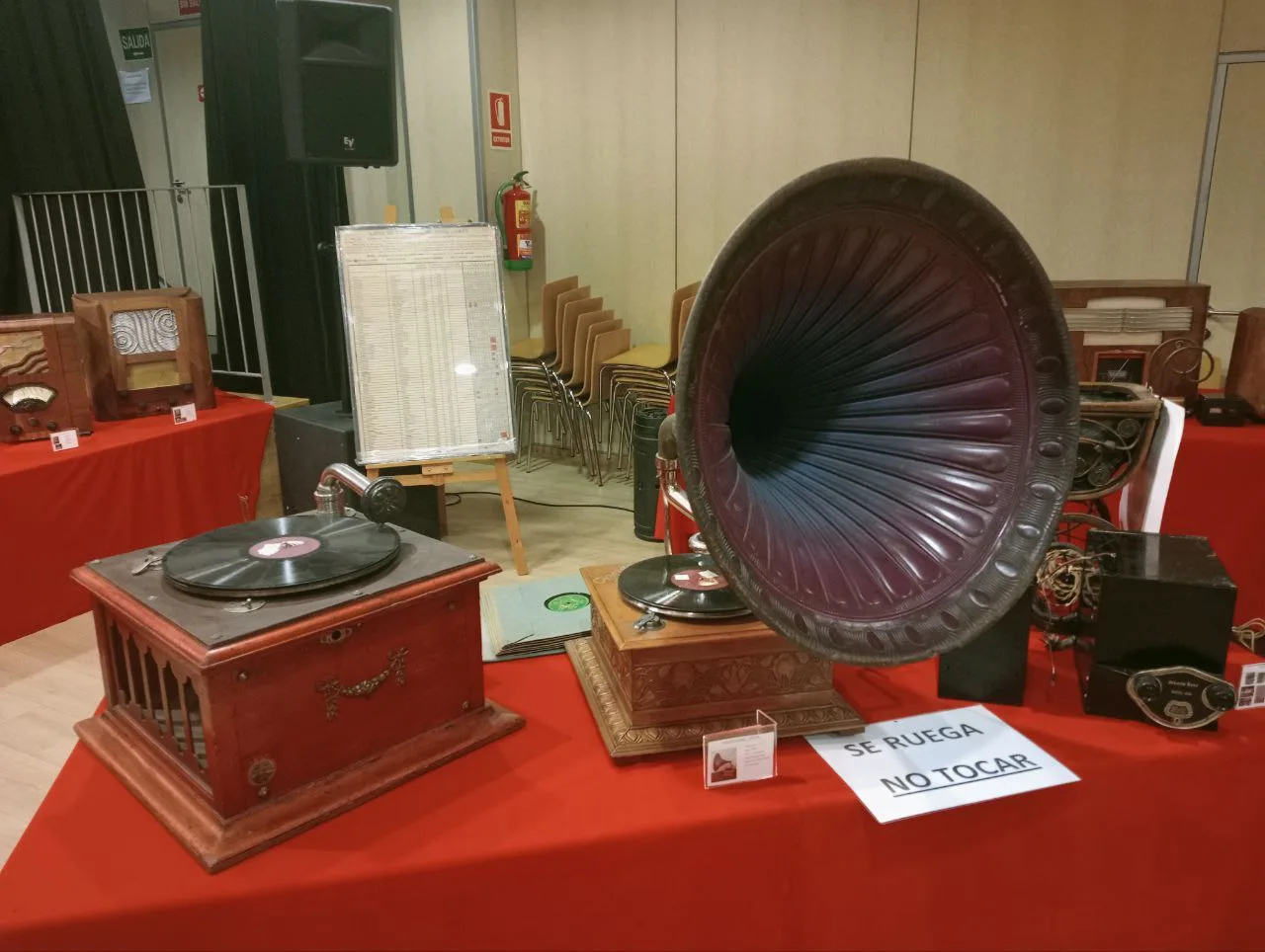 Visitamos la exposición de radios antiguas de Santa Isabel