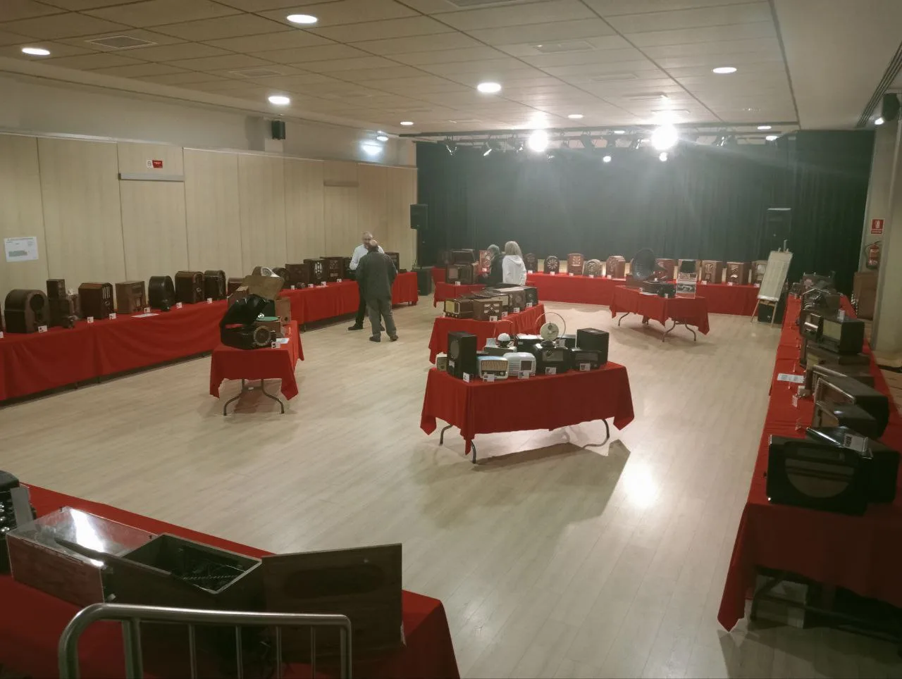 Visitamos la exposición de radios antiguas de Santa Isabel