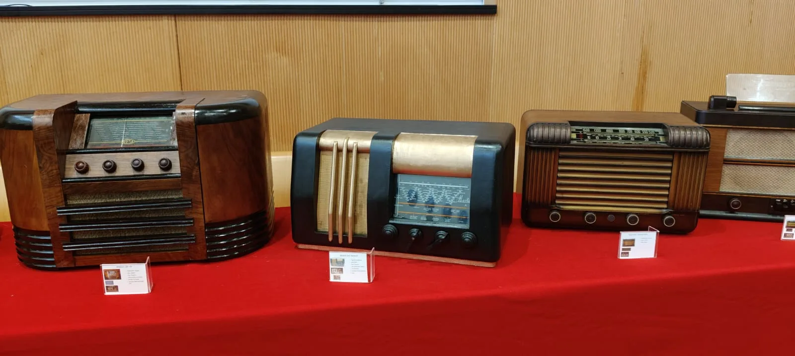 Visitamos la exposición de radios antiguas de Zaragoza